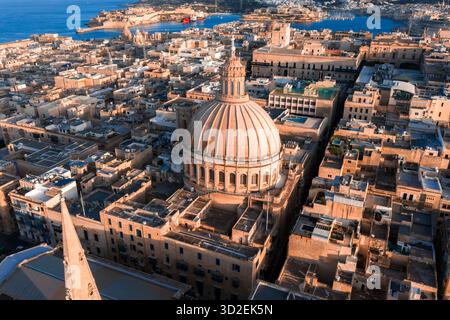 Vista aerea al tramonto di la Valletta, Malta con la cupola della Basilica e la guglia Foto Stock