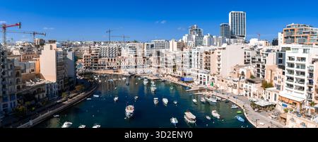 Vista panoramica aerea della Baia di Spinola a St. Julian's, Malta Foto Stock