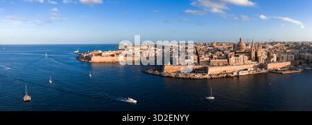 Vista aerea al tramonto di la Valletta, Malta con cupola e risvegli del porto Foto Stock