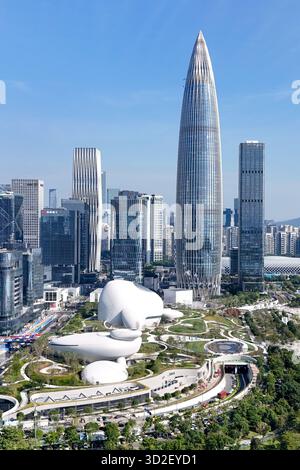 Shenzhen. 1 novembre 2025. Una foto scattata il 1° novembre 2025 mostra una vista di Shenzhen Bay Culture Square a Shenzhen, nella provincia del Guangdong della Cina meridionale. La Shenzhen Bay Culture Square ha iniziato l'operazione di prova sabato. La piazza principale, con un'area di costruzione di 188.000 metri quadrati, dispone di nove sale espositive. Crediti: Liang Xu/Xinhua/Alamy Live News Foto Stock