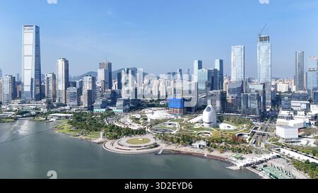 Shenzhen. 1 novembre 2025. Una foto scattata il 1° novembre 2025 mostra una vista di Shenzhen Bay Culture Square a Shenzhen, nella provincia del Guangdong della Cina meridionale. La Shenzhen Bay Culture Square ha iniziato l'operazione di prova sabato. La piazza principale, con un'area di costruzione di 188.000 metri quadrati, dispone di nove sale espositive. Crediti: Liang Xu/Xinhua/Alamy Live News Foto Stock