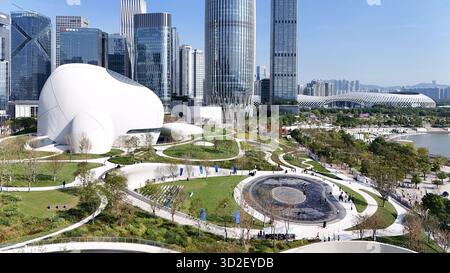 Shenzhen. 1 novembre 2025. Una foto scattata il 1° novembre 2025 mostra una vista di Shenzhen Bay Culture Square a Shenzhen, nella provincia del Guangdong della Cina meridionale. La Shenzhen Bay Culture Square ha iniziato l'operazione di prova sabato. La piazza principale, con un'area di costruzione di 188.000 metri quadrati, dispone di nove sale espositive. Crediti: Liang Xu/Xinhua/Alamy Live News Foto Stock