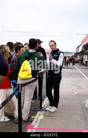 Valencia, Spagna. 31 ottobre 2025. Sylvain Filippi parla con i tifosi durante un pit Lane tra una sessione e l'altra sul circuito Ricardo Tormo, durante il test pre-stagionale di Formula e 5, nell'ambito del test femminile del 31 ottobre 2025 a Valencia, Spagna. Foto Stock