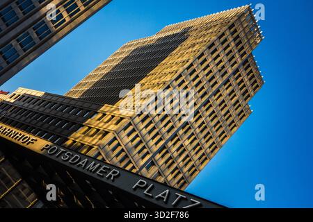 Berlino, Germania, alto edificio Potsdamer Platz illuminato dalla luce dorata del pomeriggio Foto Stock