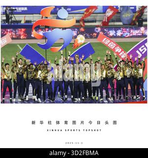 (251101) -- PECHINO, 1 novembre 2025 (Xinhua) -- il campione del Team Taizhou festeggia durante la cerimonia di premiazione dopo la finale della Jiangsu Football City League 2025 tra Taizhou e Nantong a Nanchino, provincia cinese orientale di Jiangsu, 1 novembre 2025. (Xinhua/li Bo) Foto Stock