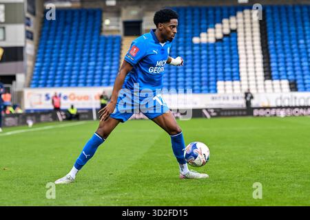 p1 durante il primo turno della Emirates fa Cup tra Pet7 controlla la palla erborough e Cardiff City a London Road, Peterborough, sabato 1 novembre 2025. (Foto: Kevin Hodgson | mi News) crediti: MI News & Sport /Alamy Live News Foto Stock