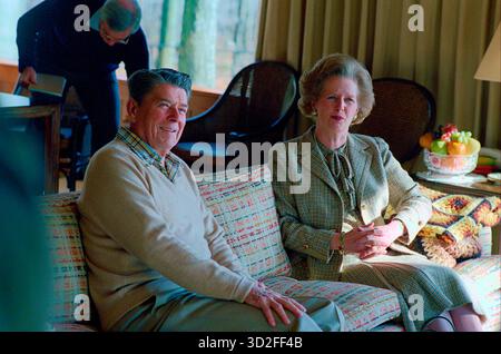 CAMP DAVID, MARYLAND, USA - 22 dicembre 1984 - Ritratto informale del presidente degli Stati Uniti Reagan con il primo ministro britannico Margaret Thatcher durante un "pranzo di lavoro" a Camp David, Maryland, USA. La riunione ha riguardato un'ampia gamma di questioni di difesa, economiche, politiche e geopolitiche provenienti da tutto il mondo e ha riguardato i seguenti temi: Conservatorismo, Partito laburista e socialismo, politica estera (USA), politica estera (URSS e stati successori), politica estera (Americhe esclusi gli Stati Uniti), politica estera (Medio Oriente), Unione europea (generale), difesa (generale), difesa (controllo delle armi), terrorismo, Irelan settentrionale Foto Stock