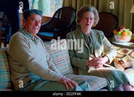 CAMP DAVID, MARYLAND, USA - 22 dicembre 1984 - Ritratto informale del presidente degli Stati Uniti Reagan con il primo ministro britannico Margaret Thatcher durante un "pranzo di lavoro" a Camp David, Maryland, USA. La riunione ha riguardato un'ampia gamma di questioni di difesa, economiche, politiche e geopolitiche provenienti da tutto il mondo e ha riguardato i seguenti temi: Conservatorismo, Partito laburista e socialismo, politica estera (USA), politica estera (URSS e stati successori), politica estera (Americhe esclusi gli Stati Uniti), politica estera (Medio Oriente), Unione europea (generale), difesa (generale), difesa (controllo delle armi), terrorismo, Irelan settentrionale Foto Stock