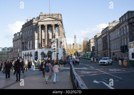 Vista su Princes Street e Waterloo Place a Edimburgo, Scozia, Regno Unito Foto Stock