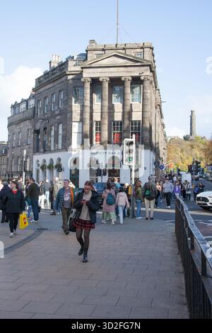 Vista su Princes Street e Waterloo Place a Edimburgo, Scozia, Regno Unito Foto Stock