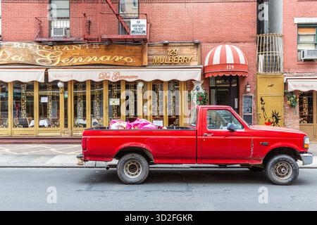 Red van parcheggiato di fronte ad un ristorante italiano al 129 di Mulberry Street a New York Foto Stock