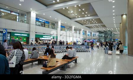 SEOUL, COREA DEL SUD - 11 OTTOBRE 2025 - viaggiatori in attesa e a piedi all'interno del terminal dell'aeroporto internazionale di Incheon, Corea del Sud Foto Stock