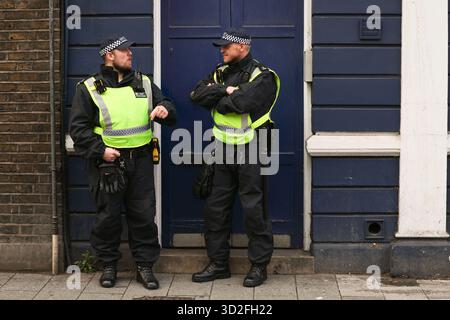 Londra, Regno Unito. 1 novembre 2025. Agenti di polizia fuori dallo stadio prima della partita Tottenham Hotspur contro Chelsea Premier League al Tottenham Hotspur Stadium di Londra, Inghilterra il 1° novembre 2025 credito: Sally Rawlins/Every Second Media Credit: Every Second Media/Alamy Live News Foto Stock