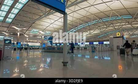 SEOUL, COREA DEL SUD - 11 OTTOBRE 2025 - viaggiatori che camminano attraverso il moderno e spazioso terminal dell'Aeroporto Internazionale di Incheon in Corea del Sud Foto Stock