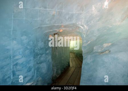 Grotta di ghiaccio nel Ghiacciaio del Rodano nel Canton Vallese, Svizzera Foto Stock