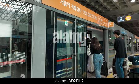 SEOUL, COREA DEL SUD - 11 OTTOBRE 2025 - passeggeri con bagagli a bordo del treno AREX Express all'aeroporto di Incheon, Corea del Sud Foto Stock