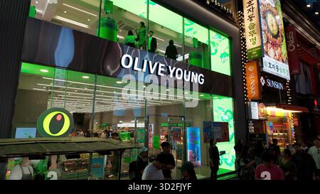 SEOUL, COREA DEL SUD - 11 OTTOBRE 2025 - negozio Olive Young che attrae gli amanti dello shopping a Myeongdong, un vivace quartiere commerciale di Seoul di notte Foto Stock