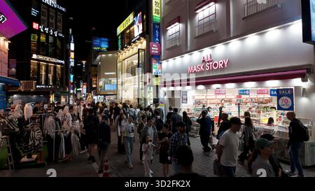SEOUL, COREA DEL SUD - 11 OTTOBRE 2025 - persone che si godono lo shopping notturno e l'intrattenimento nel vivace quartiere di Myeongdong Foto Stock