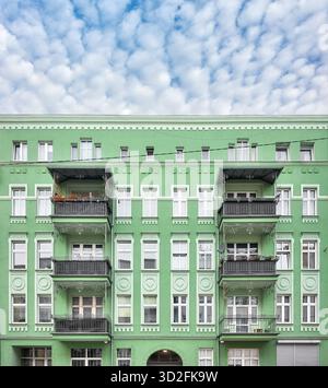 Facciata del vecchio edificio residenziale a Szczecin, Polonia. Foto Stock