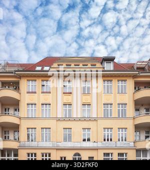 Facciata del vecchio edificio residenziale a Szczecin, Polonia. Foto Stock