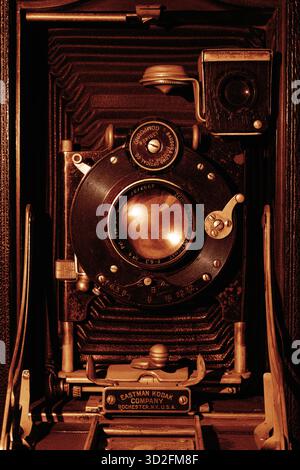 Una collezione di macchine fotografiche e obiettivi classici che mostrano attrezzature fotografiche retrò e artigianato ottico. Foto Stock