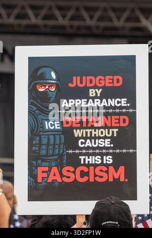 Atlanta, GA / USA - 18 ottobre 2025: Un cartello anti-GHIACCIO e antifascismo viene esposto al rally No Kings 2 il 18 ottobre 2025 ad Atlanta, GA. Foto Stock