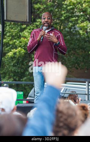 Atlanta, GA / USA - 18 ottobre 2025: Il senatore della Georgia Raphael Warnock parla alla folla al No Kings 2 Rally il 18 ottobre 2025 ad Atlanta, GA. Foto Stock