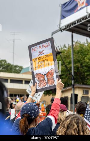 Atlanta, GA / USA - 18 ottobre 2025: Donna mostra il segno anti-re al No Kings 2 Rally il 18 ottobre 2025 ad Atlanta, Georgia. Foto Stock