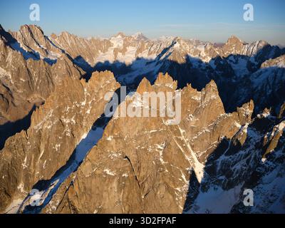 VISTA AEREA. Aiguilles de Chamonix in primo piano con: Grand Charmoz, Grépon, Aiguille de Blaitière. Massiccio del Monte bianco, alta Savoia, Francia. Foto Stock