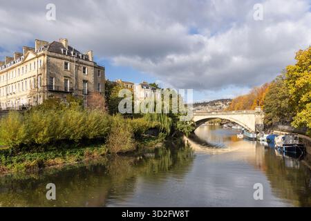 North Parade Bridge con riflessi sul fiume Avon e South Parade, villette a schiera, City of Bath, Somerset, Inghilterra, Regno Unito Foto Stock