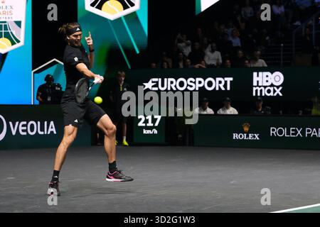 Nanterre, Hauts De Seine, Francia. 1 novembre 2025. ALEXANDER ZVEREV (GER) restituisce la palla a JANNIK SINNER (ITA) durante la semifinale del torneo Rolex Paris Masters 1000 presso la Defense Arena Stadium - Nanterre - Francia.Sinner ha vinto 6:0 6:1 (Credit Image: © Pierre Stevenin/ZUMA Press Wire) SOLO PER USO EDITORIALE! Non per USO commerciale! Foto Stock