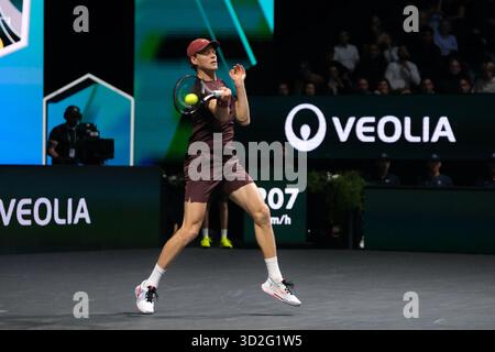 Nanterre, Hauts De Seine, Francia. 1 novembre 2025. JANNIK SINNER (ITA) restituisce la palla AD ALEXANDER ZVEREV (GER) durante la semifinale del torneo Rolex Paris Masters 1000 presso la Defense Arena Stadium - Nanterre - Francia.Sinner ha vinto 6:0 6:1 (Credit Image: © Pierre Stevenin/ZUMA Press Wire) SOLO PER USO EDITORIALE! Non per USO commerciale! Foto Stock