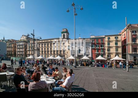 Vista di Piazza Dante Alighieri con i turisti seduti in una caffetteria che si godono una pausa caffè. Napoli. Foto Stock