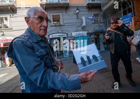 Il fotografo Guido Giannini, oltre novanta anni, mostra il suo ultimo libro. Napoli Foto Stock