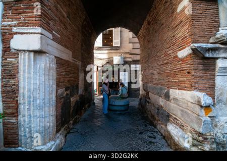 Vista del passaggio ad arco sotto il campanile della Chiesa di Santa Maria maggiore alla Pietrasanta in via dei tribunali. Napoli Foto Stock