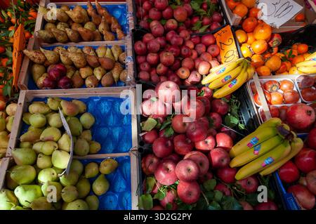 Frutta in mostra all'esterno di un negozio di fruttivendolo nel centro storico di Napoli, su una strada laterale di via dei tribunali: Via San Paolo Foto Stock