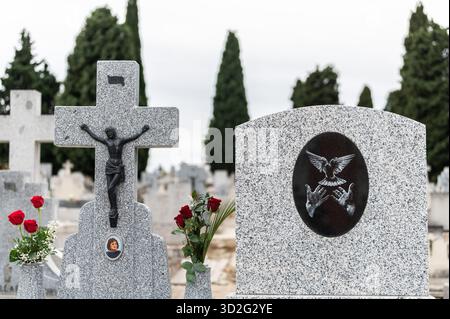 Madrid, Spagna. 1 novembre 2025. Tombe al cimitero di la Almudena durante il giorno di Ognissanti. La gente visita i cimiteri di tutta la Spagna per onorare i parenti deceduti in occasione del giorno di Ognissanti, una festa e una tradizione cattolica il 1° novembre. Crediti: Marcos del Mazo/Alamy Live News Foto Stock
