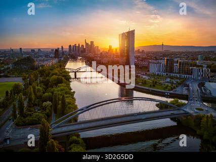 Vista aerea panoramica dello skyline di Francoforte sul meno, in Germania, con la luce del sole dorata al tramonto Foto Stock