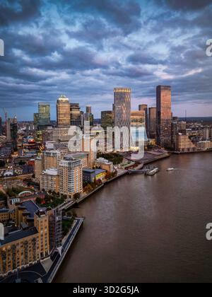 Vista aerea del quartiere finanziario Canary Wharf, Londra, con i grattacieli sul Tamigi Foto Stock