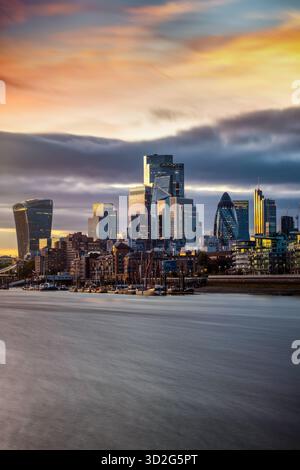 Vista a lunga esposizione dello skyline della City di Londra, in Inghilterra, durante un calmo tramonto autunnale Foto Stock