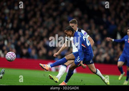 Londra, Regno Unito. 1 novembre 2025. Joao Pedro del Chelsea (20) tira e segna la sua squadra 1° goal. Partita di Premier League, Tottenham Hotspur contro Chelsea allo stadio Tottenham Hotspur di Londra sabato 1 novembre 2025. Questa immagine può essere utilizzata solo per scopi editoriali. Foto per uso editoriale di Andrew Orchard/Alamy Live news Foto Stock