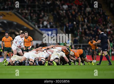 Twickenham, Londra, Regno Unito. 1 novembre 2025. Quilter Nations Series Rugby, Inghilterra contro Australia; Ben Spencer, Inghilterra, si prepara a dare da mangiare alla palla in una truffa Credit: Action Plus Sports/Alamy Live News Foto Stock