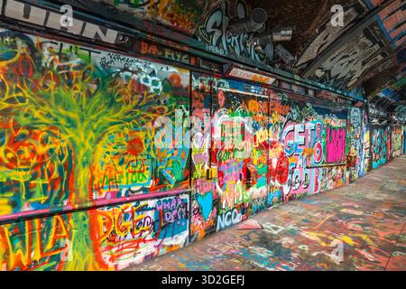 Vivace Street Art nel tunnel dei graffiti di Leake Street. Londra, Regno Unito, 29 luglio 2023 Foto Stock