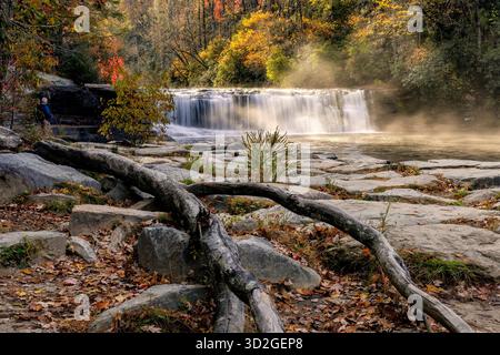 Misty mattina autunnale a Hooker Falls - Dupont State Recreational Forest, vicino a Brevard, North Carolina, Stati Uniti Foto Stock