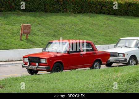 Varadero, Cuba - 2 settembre 2023: Berlina rossa e bianca Lada Riva 2107 (VAZ 1600) nelle strade di Varadero, Cuba Foto Stock