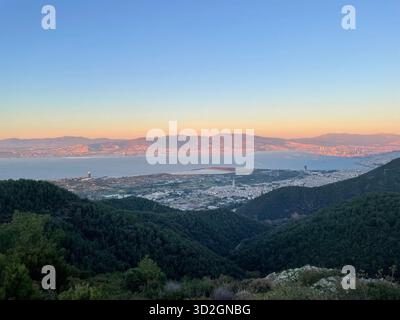 Bella vista durante un'escursione a Smirne con gli amici, bel tempo, tramonto incredibile, colori nel cielo Foto Stock