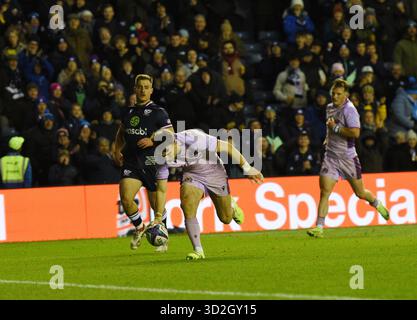 Edimburgo, Scozia Regno Unito. 30 novembre 2025. 1 novembre 25: Murrayfield .Edinburgh Scotland .UK, Scottish gas Murrayfield .Quilter Nations Series Scotland vs USA . Jamie Dobie, uomo della partita, corre per la sua terza meta contro gli Stati Uniti Credit: eric mccowat/Alamy Live News Foto Stock