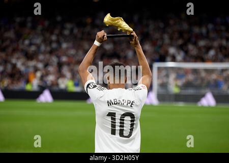 Madrid, Madrid, Spagna. 1 novembre 2025. Kylian Mbappe del Real Madrid CF posa con il trofeo "Golden boot" durante la partita di calcio della Liga tra il Real Madrid CF Valencia allo stadio Santiago Bernabeu di Madrid, Spagna, 1° novembre 2025 (Credit Image: © Ruben Albarran/ZUMA Press Wire) SOLO PER USO EDITORIALE! Non per USO commerciale! Foto Stock