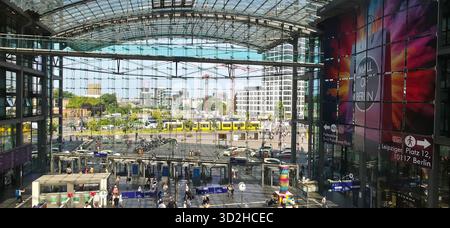 Berlino, Germania - 17 giugno 2025: Vista interna della Berlin Hauptbahnhof con tetto in vetro e affollata folla sottostante. Foto Stock
