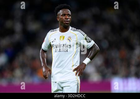 Madrid, Spagna. 1 novembre 2025. Vinicius Junior del Real Madrid CF durante la Liga EA Sports match tra il Real Madrid CF e il Valencia CF giocato allo stadio Santiago Bernabeu il 1° novembre 2025 a Madrid. (Foto di Cesar Cebolla/PRESSIN) credito: PRESSINPHOTO SPORTS AGENCY/Alamy Live News Foto Stock